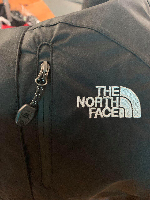 Thu giữ hàng nghìn sản phẩm thời trang sản xuất giả nhãn hiệu The North Face - Ảnh 2.