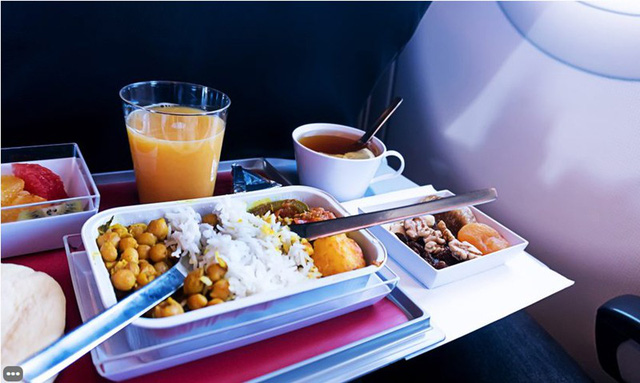 Vì sao đồ ăn trên máy bay có vị khác thường? - Ảnh 1.