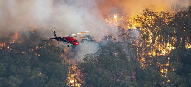 Nỗ lực giải cứu 4.000 người bị mắc kẹt vì cháy rừng tại Australia - Ảnh 4.