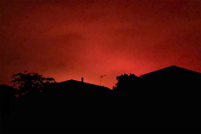 Nỗ lực giải cứu 4.000 người bị mắc kẹt vì cháy rừng tại Australia - Ảnh 6.