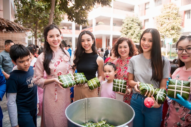 Hoa hậu Tiểu Vy, Á hậu Thuý An giản dị gói bánh chưng tặng trẻ em nghèo - Ảnh 3.