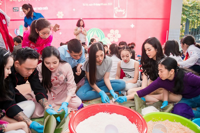 Hoa hậu Tiểu Vy, Á hậu Thuý An giản dị gói bánh chưng tặng trẻ em nghèo - Ảnh 1.