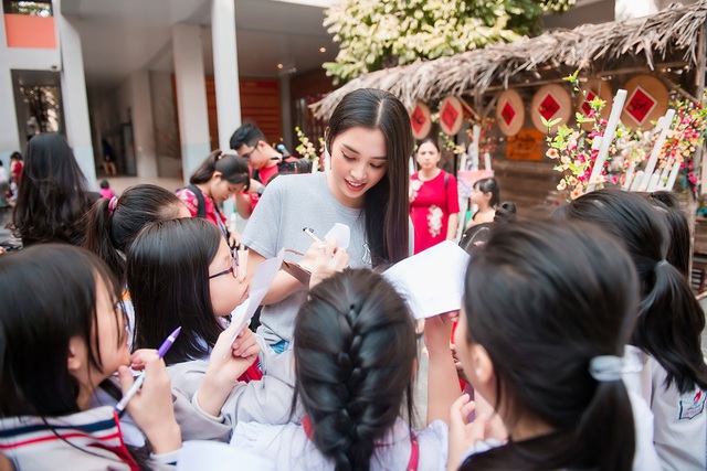 Hoa hậu Tiểu Vy, Á hậu Thuý An giản dị gói bánh chưng tặng trẻ em nghèo - Ảnh 6.