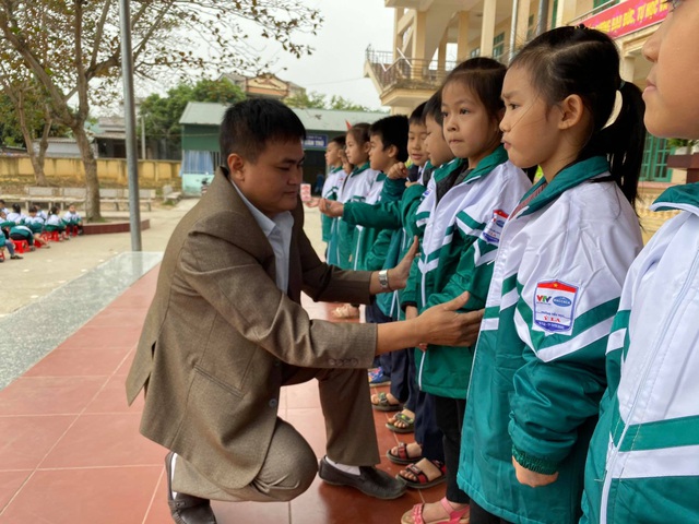 Trao tặng hơn 1.000 áo ấm cho học sinh vùng cao tỉnh Tuyên Quang - Ảnh 2.