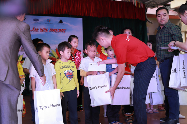 Trao tặng hơn 1.000 áo ấm cho học sinh vùng cao tỉnh Tuyên Quang - Ảnh 5.