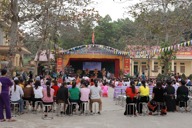 Trao tặng hơn 1.000 áo ấm cho học sinh vùng cao tỉnh Tuyên Quang - Ảnh 6.
