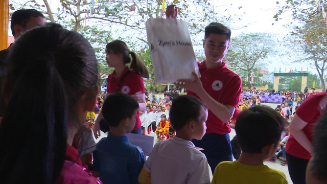 Trao tặng hơn 1.000 áo ấm cho học sinh vùng cao tỉnh Tuyên Quang - Ảnh 13.