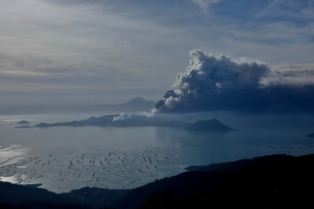 Philippines: Lo ngại tình trạng người dân không sơ tán bất chấp núi lửa - Ảnh 1.