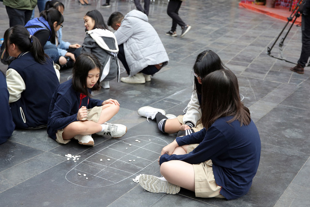 Chùm ảnh: Ấn tượng không gian văn hóa dân gian dành cho học sinh tại thủ đô - Ảnh 2.