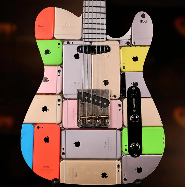 Siêu chất: Chiếc guitar được làm từ 106 chiếc iPhone - Ảnh 1.