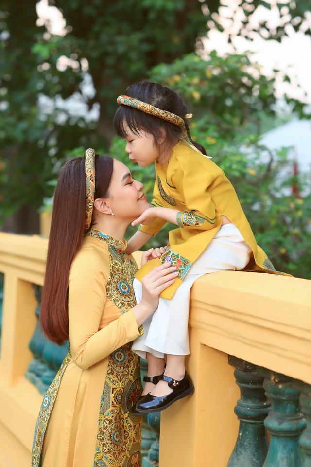 MC Hồng Phúc diện áo dài chụp ảnh xuân cùng bà xã Quỳnh Phượng và hai con - Ảnh 3.
