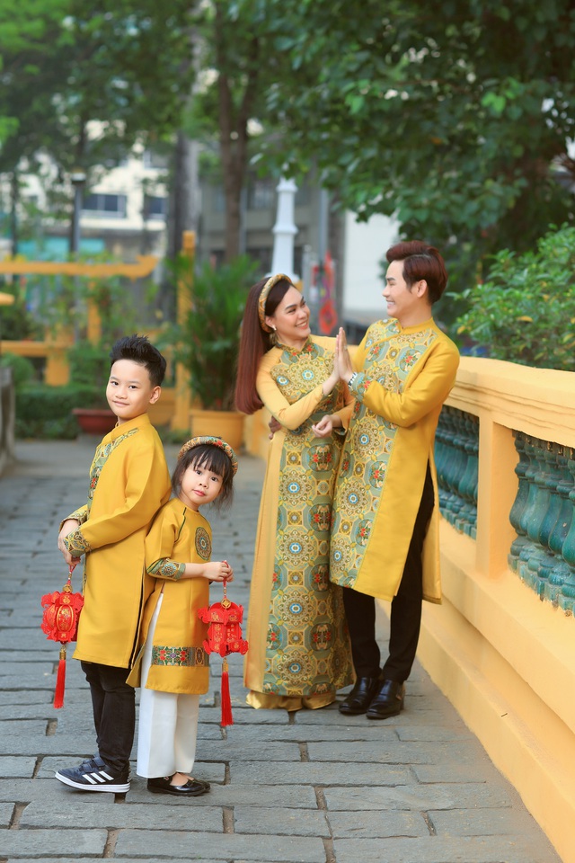MC Hồng Phúc diện áo dài chụp ảnh xuân cùng bà xã Quỳnh Phượng và hai con - Ảnh 5.