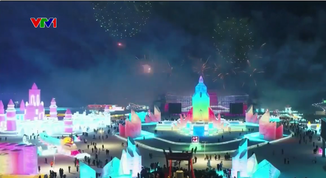 Hàng chục nghìn người tham gia Lễ hội băng đăng tại Cáp Nhĩ Tân, Trung Quốc - Ảnh 1.