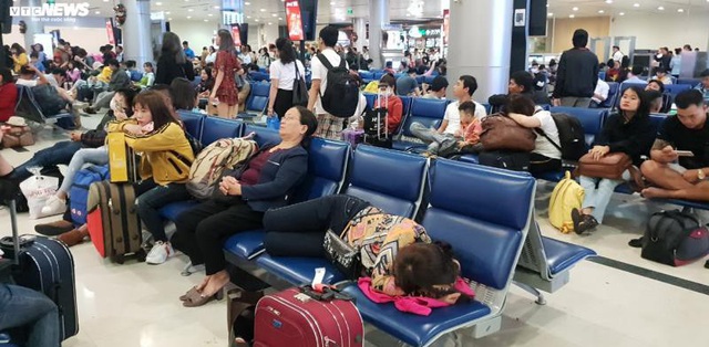 Hành khách vạ vật qua đêm ở sân bay Tân Sơn Nhất - Ảnh 2.