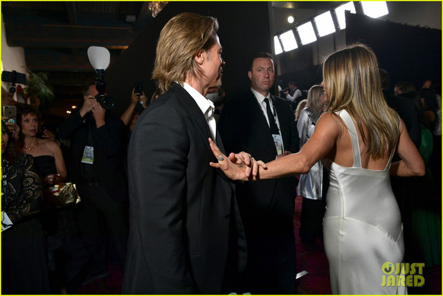 Brad Pitt gây sốt với hình ảnh tái hợp với vợ cũ Jennifer Aniston - Ảnh 3.