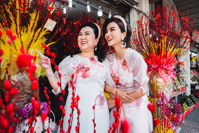 Kim Tuyến diện áo dài đôi cùng mẹ dạo chợ Bến Thành trước Tết - Ảnh 11.