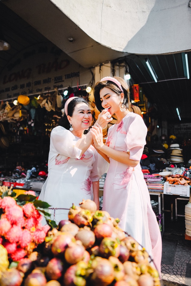 Kim Tuyến diện áo dài đôi cùng mẹ dạo chợ Bến Thành trước Tết - Ảnh 10.