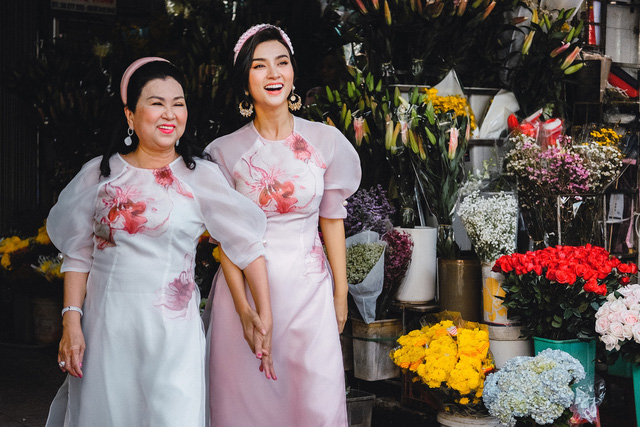 Kim Tuyến diện áo dài đôi cùng mẹ dạo chợ Bến Thành trước Tết - Ảnh 9.