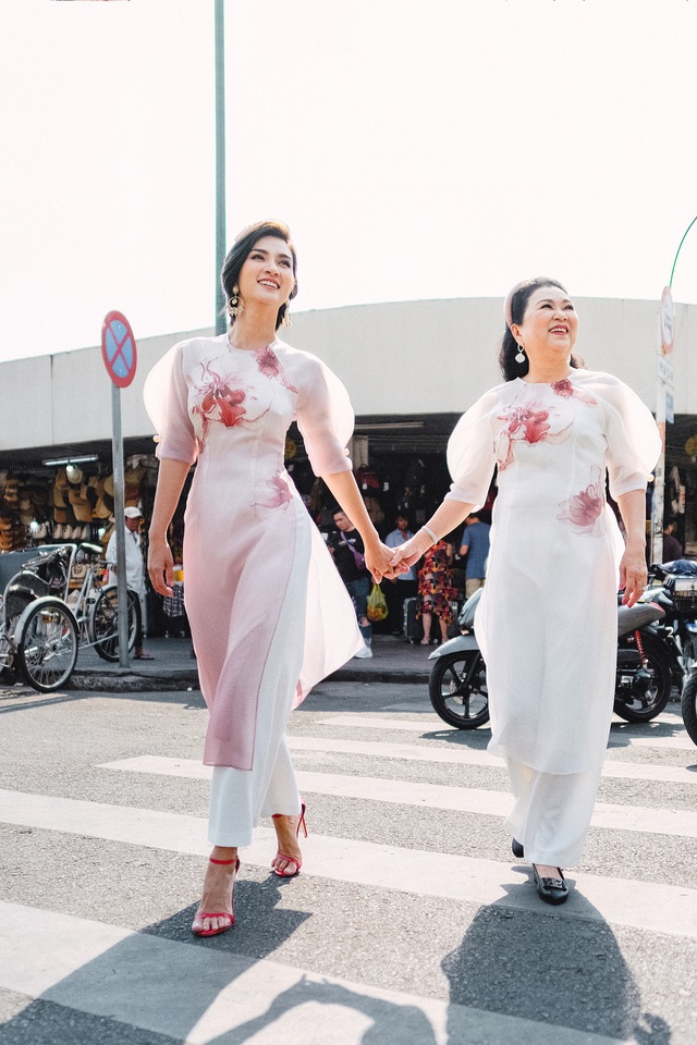 Kim Tuyến diện áo dài đôi cùng mẹ dạo chợ Bến Thành trước Tết - Ảnh 1.