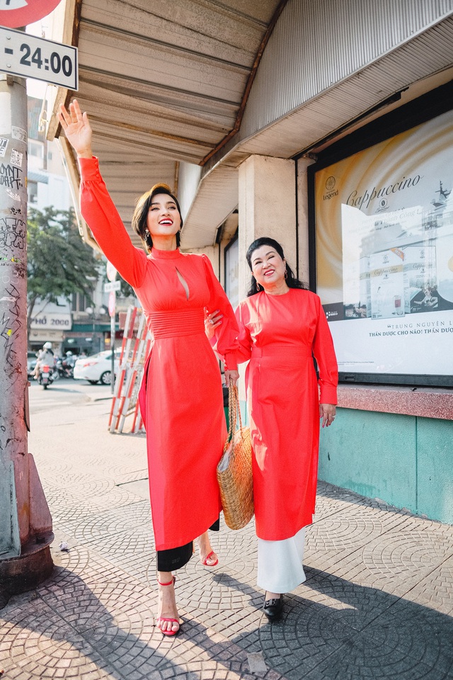 Kim Tuyến diện áo dài đôi cùng mẹ dạo chợ Bến Thành trước Tết - Ảnh 6.