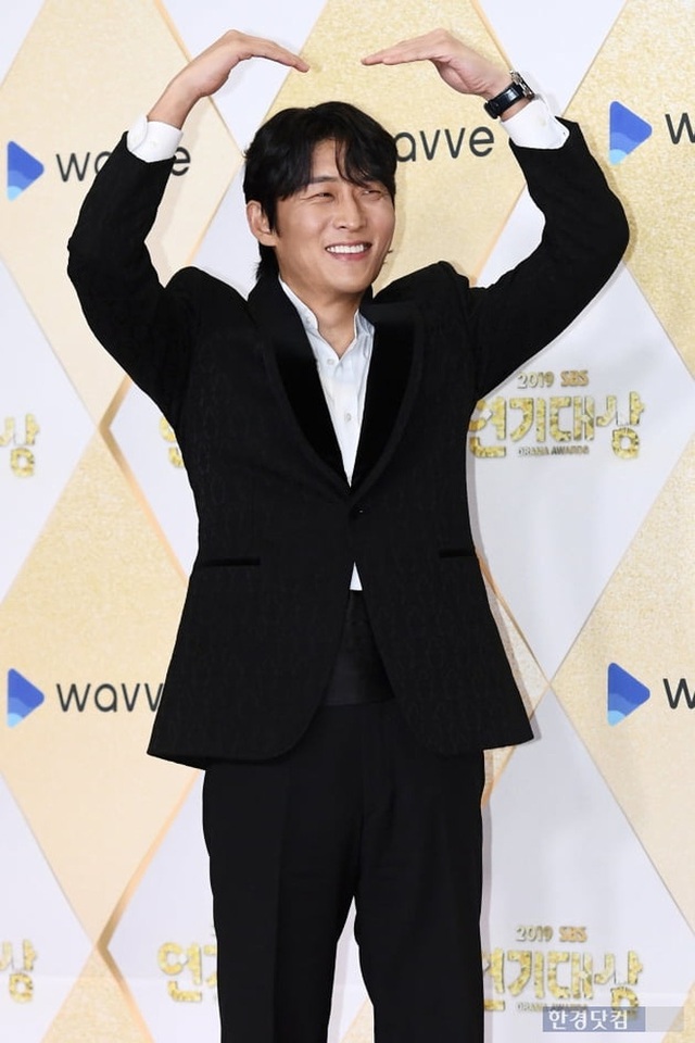 Loạt sao thắp sáng thảm đỏ SBS Drama Awards 2019 - Ảnh 24.