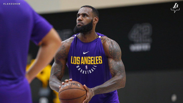 Los Angeles Lakers trở lại tập luyện sau thời gian tưởng niệm Kobe Bryant - Ảnh 1.
