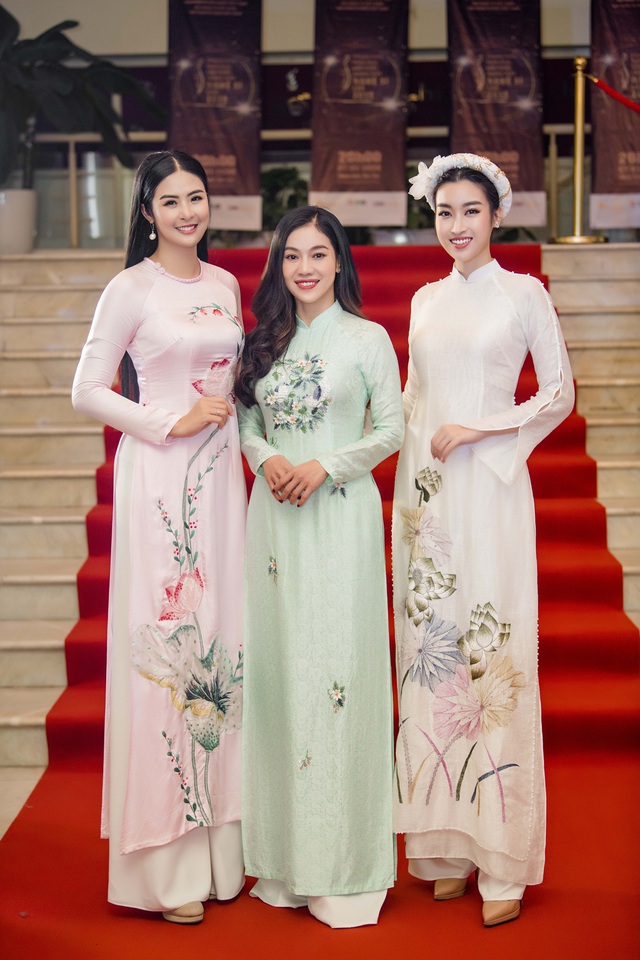 Hoa hậu Ngọc Hân, Đỗ Mỹ Linh diện áo dài đọ sắc một 9 một 10 - Ảnh 9.