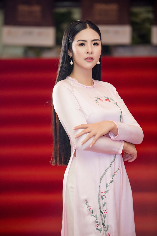 Hoa hậu Ngọc Hân, Đỗ Mỹ Linh diện áo dài đọ sắc một 9 một 10 - Ảnh 4.