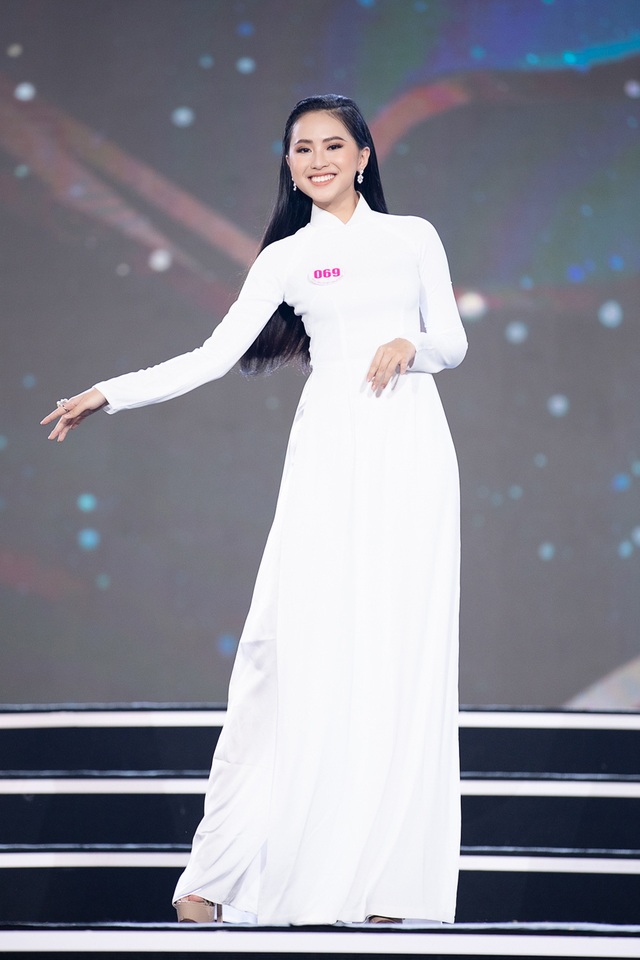 Sắc trắng tinh khôi phủ kín sân khấu phần thi Áo dài Bán kết Hoa hậu Việt Nam 2020 - Ảnh 15.