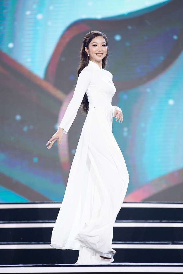 Sắc trắng tinh khôi phủ kín sân khấu phần thi Áo dài Bán kết Hoa hậu Việt Nam 2020 - Ảnh 13.