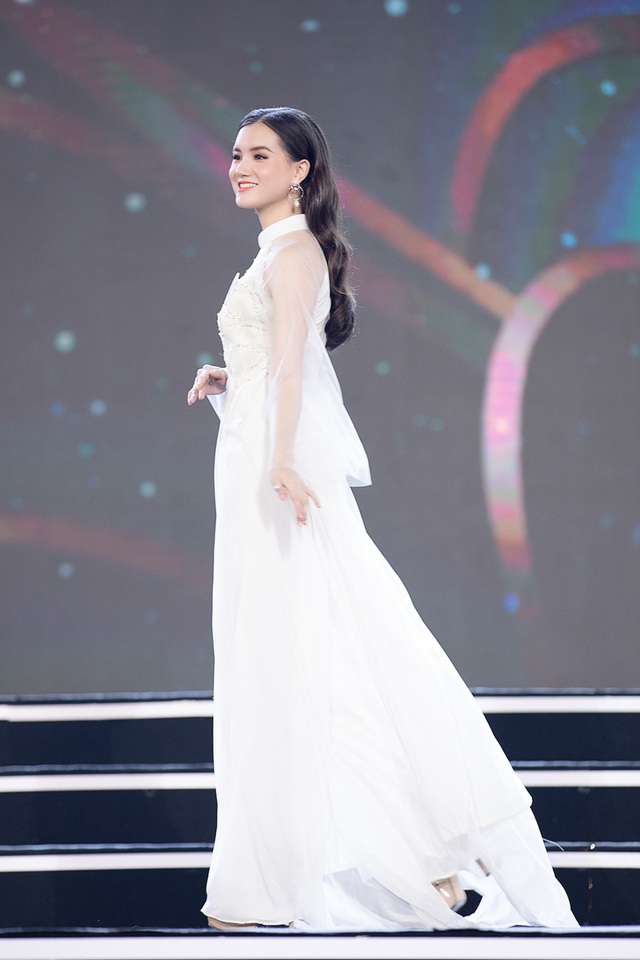 Sắc trắng tinh khôi phủ kín sân khấu phần thi Áo dài Bán kết Hoa hậu Việt Nam 2020 - Ảnh 12.
