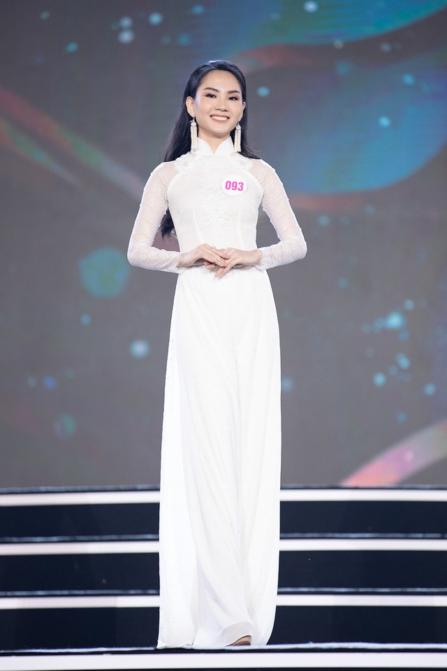 Sắc trắng tinh khôi phủ kín sân khấu phần thi Áo dài Bán kết Hoa hậu Việt Nam 2020 - Ảnh 10.