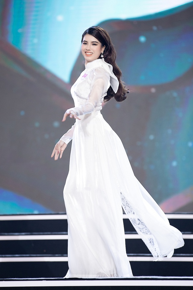 Sắc trắng tinh khôi phủ kín sân khấu phần thi Áo dài Bán kết Hoa hậu Việt Nam 2020 - Ảnh 9.
