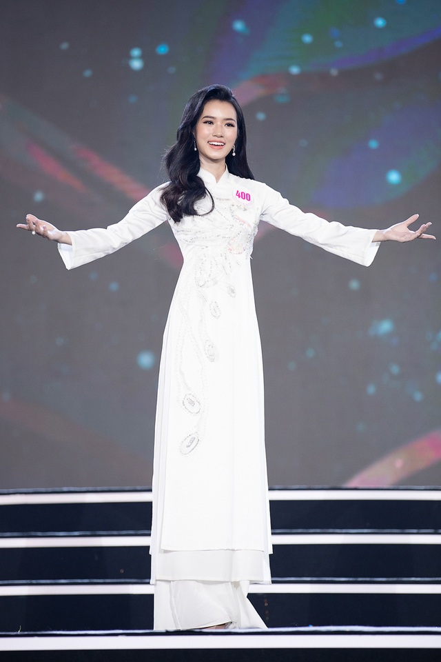 Sắc trắng tinh khôi phủ kín sân khấu phần thi Áo dài Bán kết Hoa hậu Việt Nam 2020 - Ảnh 8.
