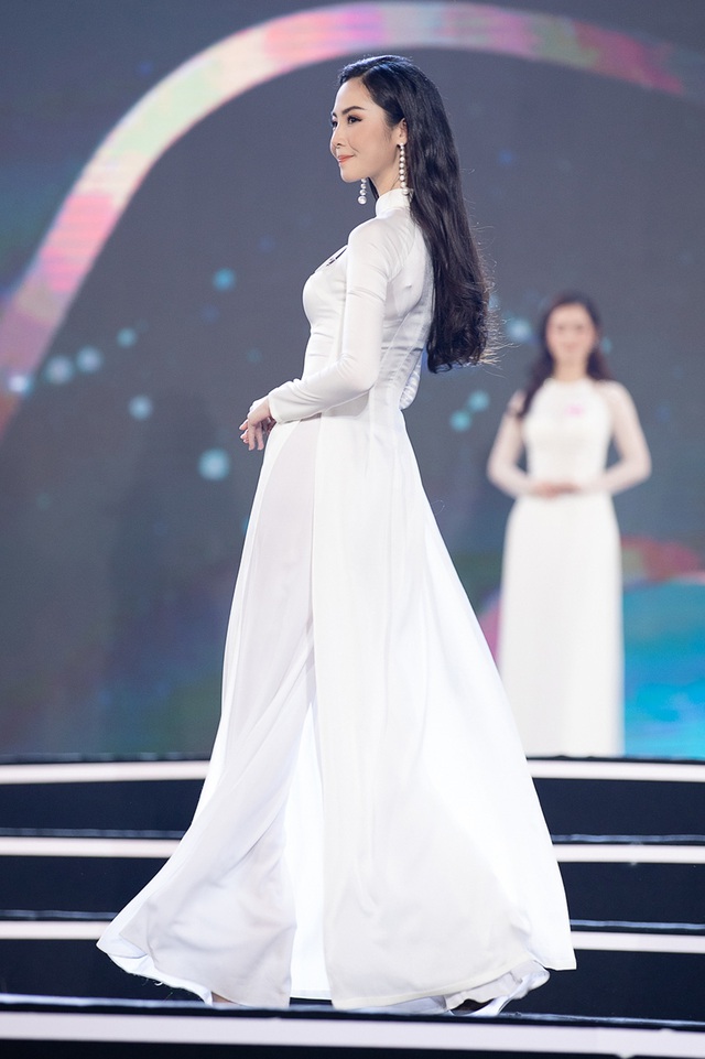 Sắc trắng tinh khôi phủ kín sân khấu phần thi Áo dài Bán kết Hoa hậu Việt Nam 2020 - Ảnh 7.