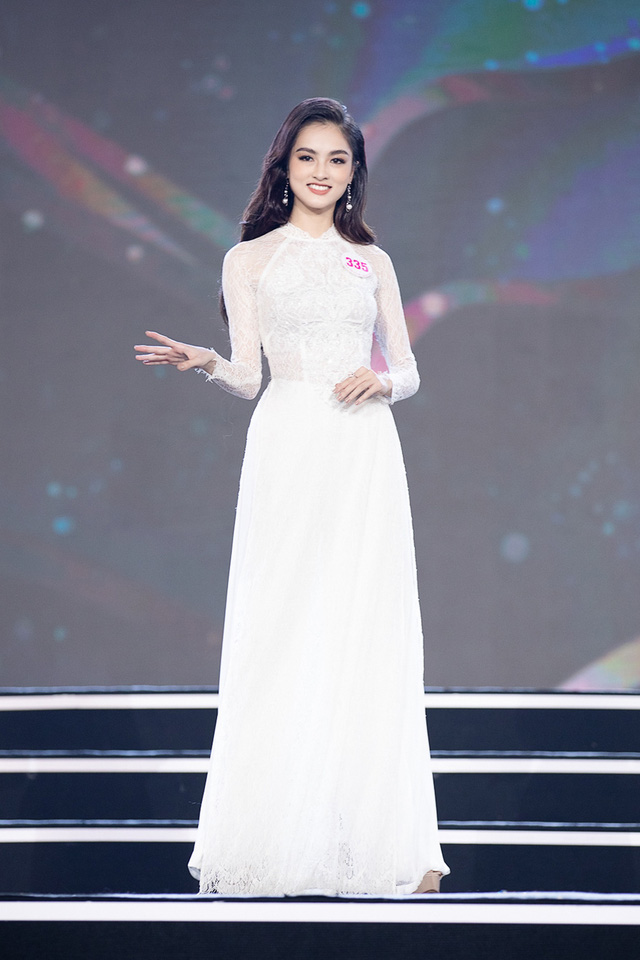 Sắc trắng tinh khôi phủ kín sân khấu phần thi Áo dài Bán kết Hoa hậu Việt Nam 2020 - Ảnh 3.