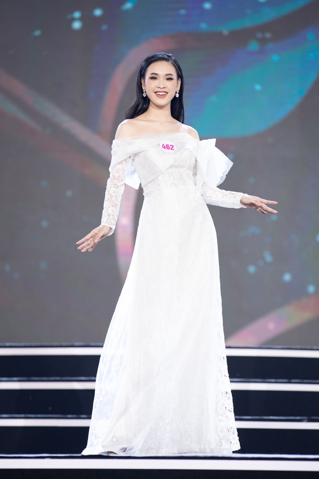 Sắc trắng tinh khôi phủ kín sân khấu phần thi Áo dài Bán kết Hoa hậu Việt Nam 2020 - Ảnh 1.