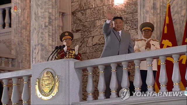 Triều Tiên phô diễn vũ khí quân sự tại lễ duyệt binh quy mô lớn - Ảnh 1.