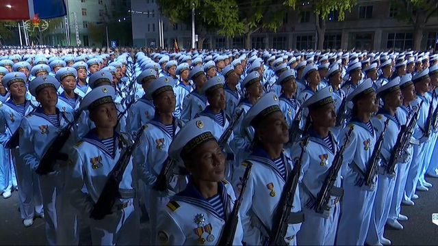 Triều Tiên phô diễn vũ khí quân sự tại lễ duyệt binh quy mô lớn - Ảnh 4.