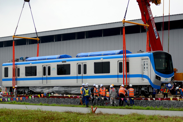 Lắp ráp tàu Metro số 1 trên đường ray depot Long Bình, chờ ngày chạy thử - Ảnh 2.