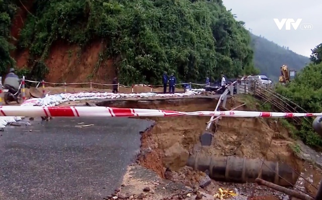 Sạt lở nghiêm trọng đường Hồ Chí Minh nhánh Tây vì mưa lớn - Ảnh 1.