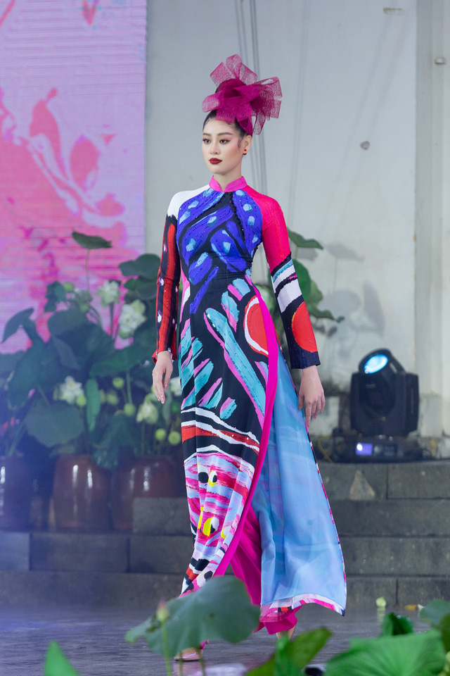 Hoa hậu Khánh Vân nổi bật tại Lễ hội Áo dài TP.HCM 2020 - Ảnh 6.