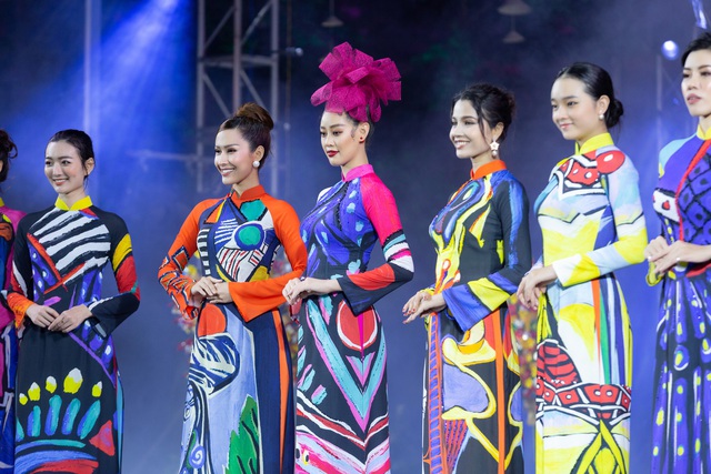 Hoa hậu Khánh Vân nổi bật tại Lễ hội Áo dài TP.HCM 2020 - Ảnh 5.