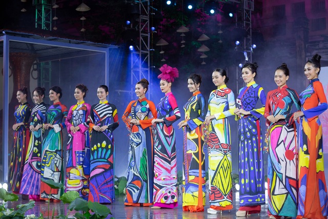 Hoa hậu Khánh Vân nổi bật tại Lễ hội Áo dài TP.HCM 2020 - Ảnh 7.