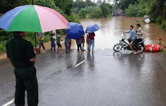 Mưa lũ làm gãy cầu bê tông hàng chục tỷ đồng tại Kon Tum - Ảnh 2.