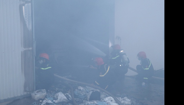 Cháy lớn tại Khu công nghiệp Hòa Xá, gần 1.000 m2 nhà xưởng bị thiệt hại nặng - Ảnh 5.
