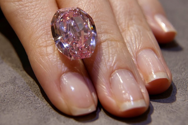 Chiêm ngưỡng viên kim cương hồng siêu hiếm trị giá 38 triệu USD - Ảnh 1.