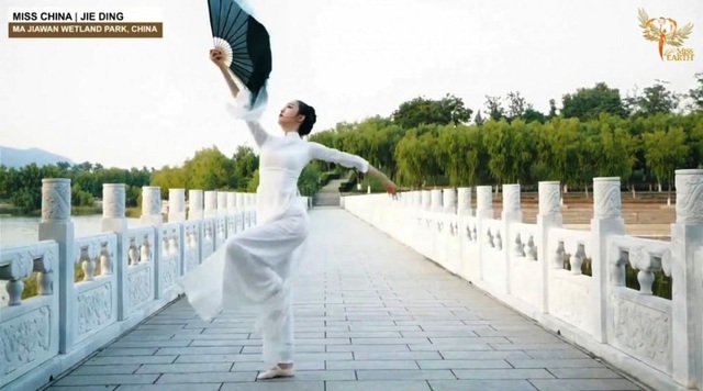 Đại diện Trung Quốc mặc trang phục giống áo dài Việt Nam thi tài năng tại Hoa hậu Trái đất 2020 - Ảnh 1.