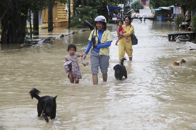 Lũ lụt nghiêm trọng ở Campuchia, hàng chục người thiệt mạng - Ảnh 1.