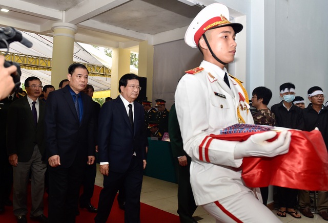 Phó Thủ tướng Trịnh Đình Dũng dự lễ tang 13 đồng chí hy sinh tại Rào Trăng 3 - Ảnh 3.
